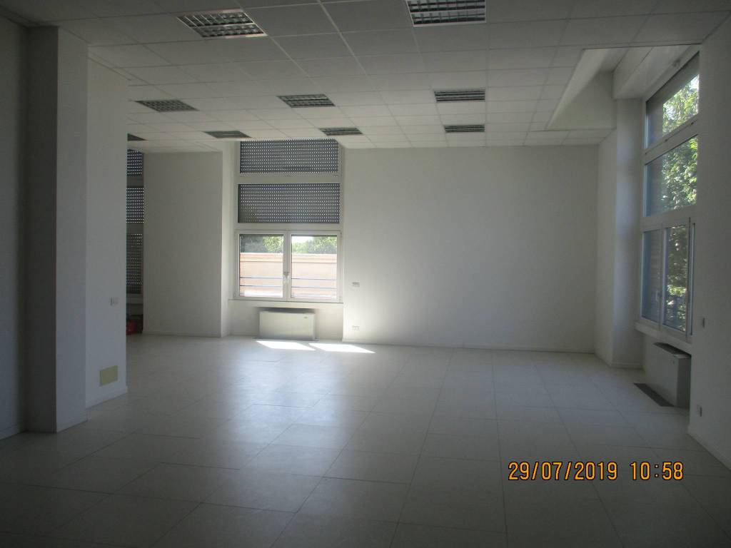 negozio in affitto a Rho in zona Ghisolfa