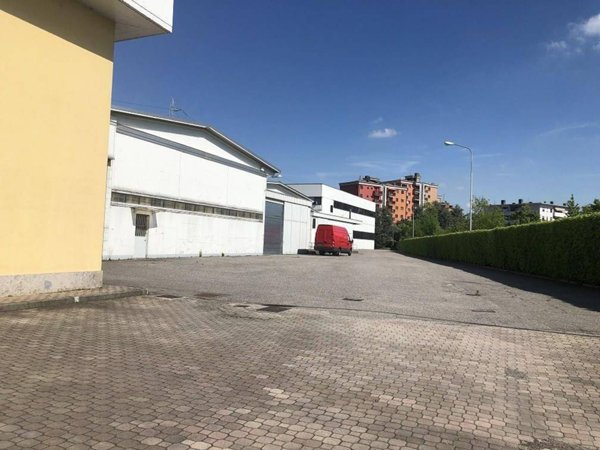 locale commerciale in affitto a Rho