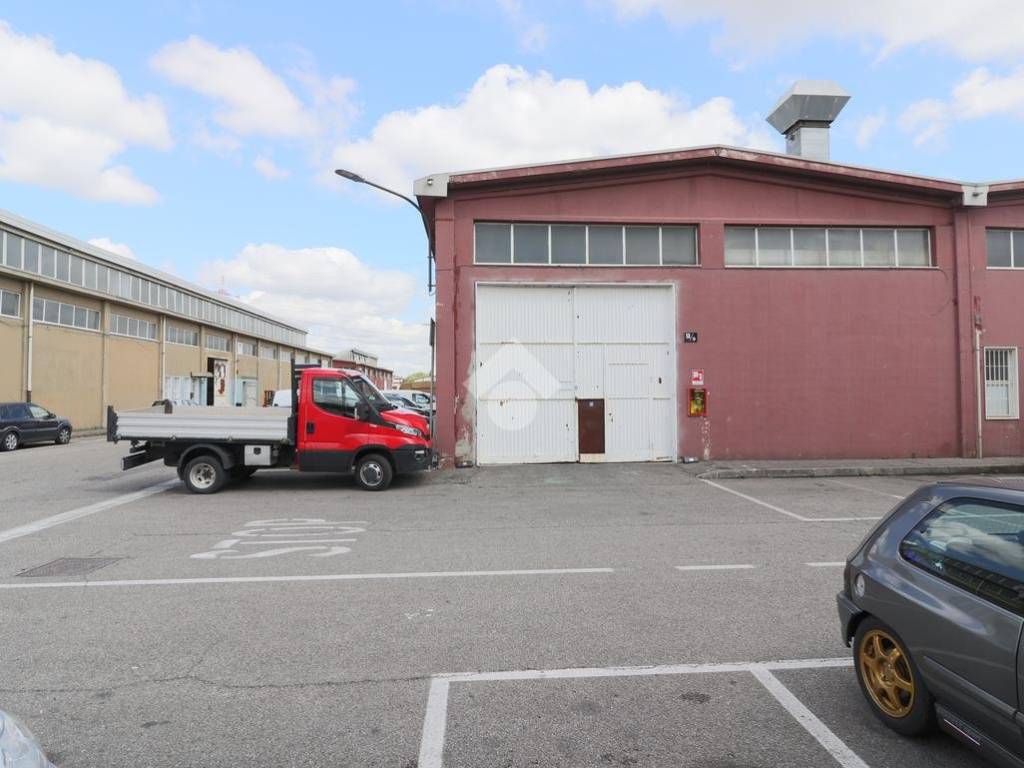 locale commerciale in affitto a Rho in zona Terrazzano