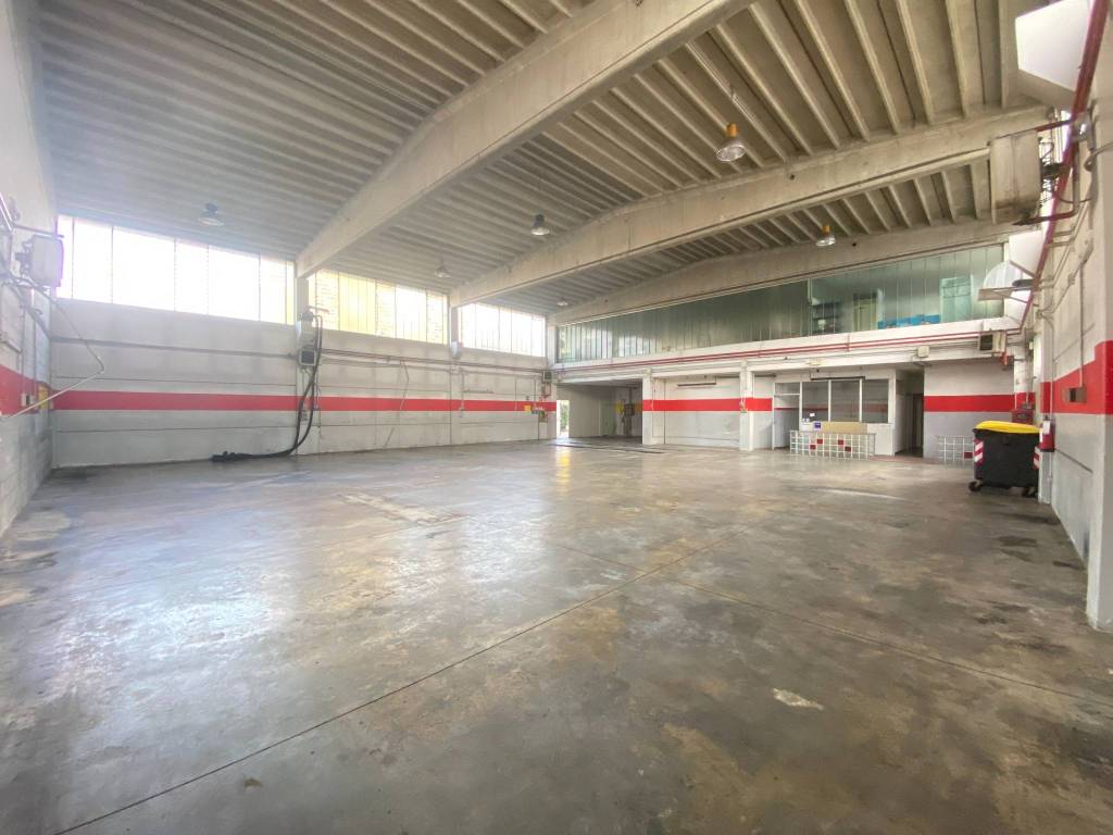 locale commerciale in affitto a Rho in zona Pantanedo