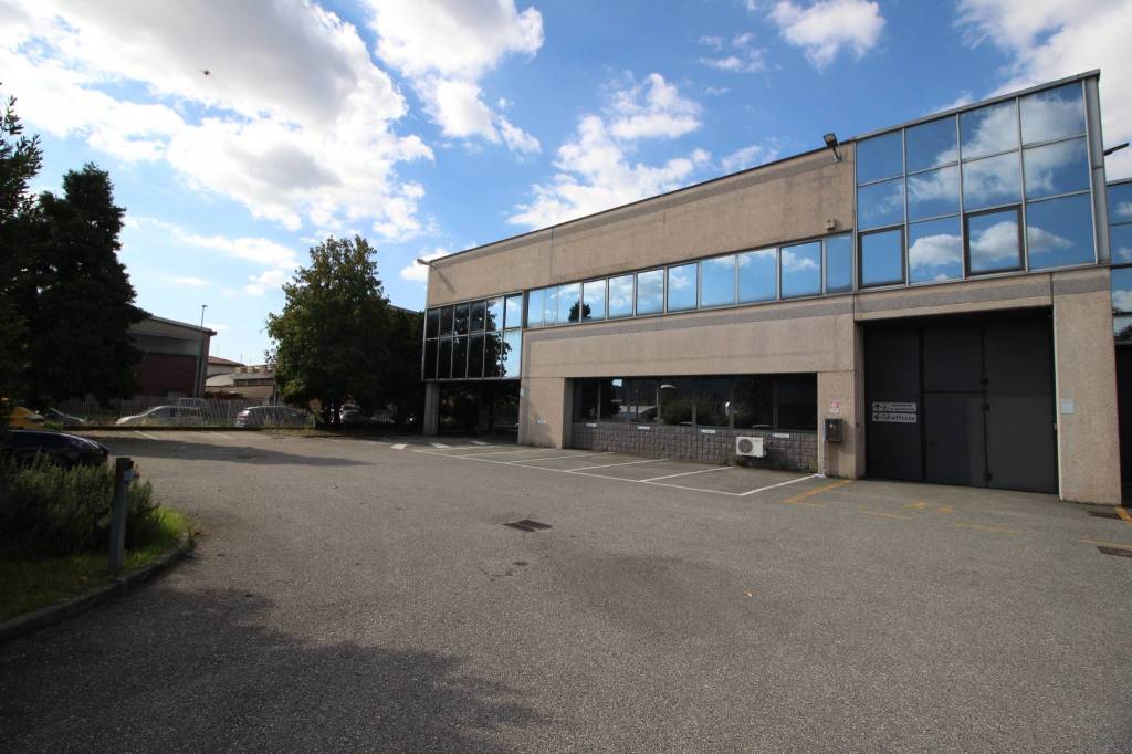 locale commerciale in affitto a Rho