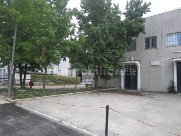 locale commerciale in affitto a Rho