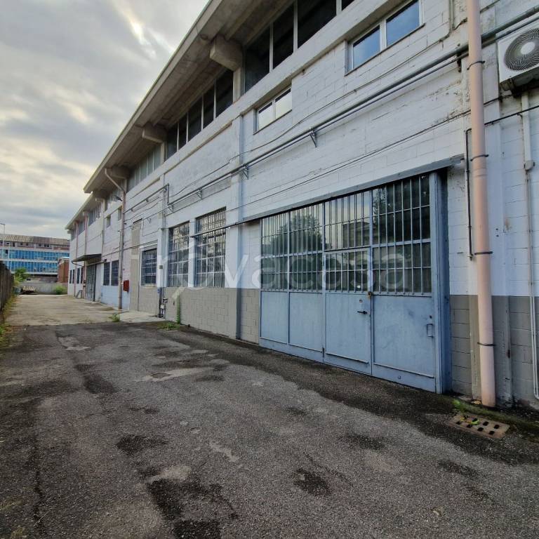 locale commerciale in affitto a Rho