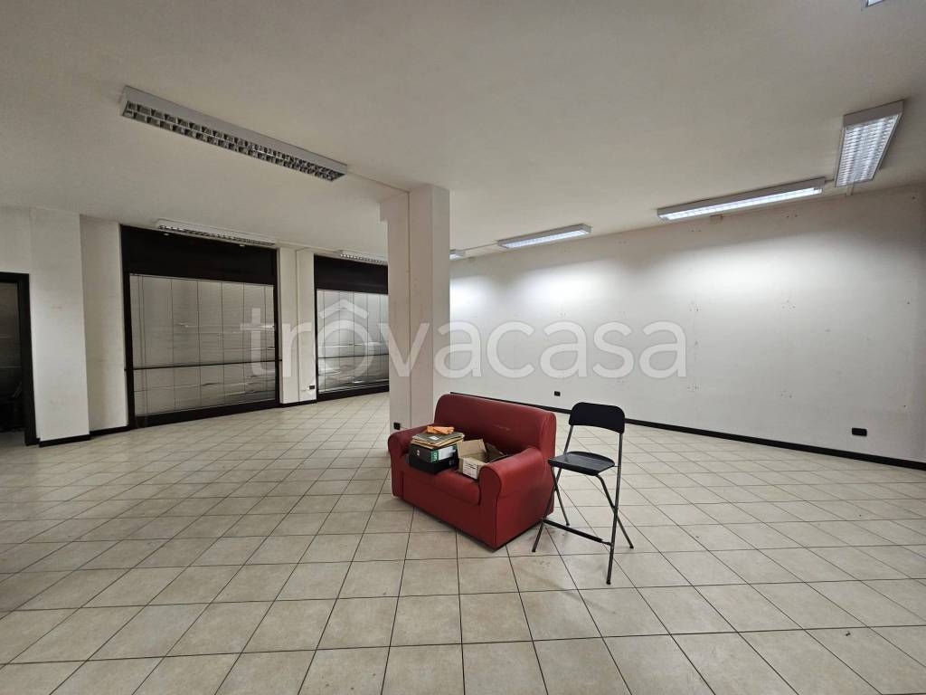 negozio in affitto a Rho