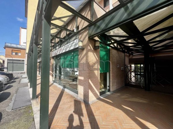 negozio in affitto a Rho