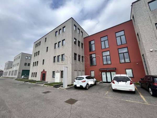 ufficio in affitto a Rho in zona Lucernate