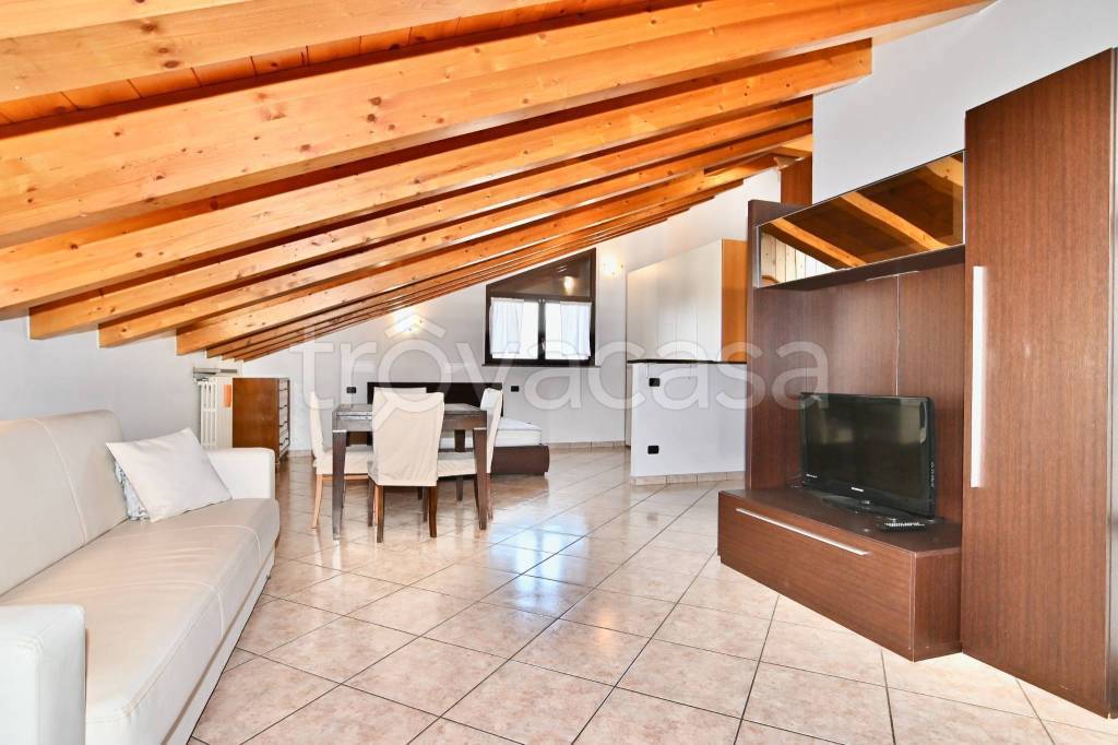 appartamento in affitto a Rho in zona Lucernate