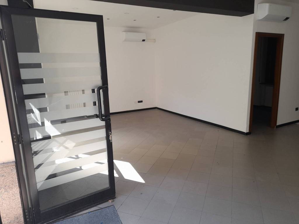 negozio in affitto a Rho