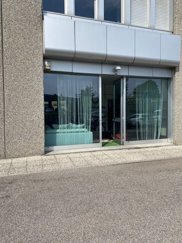 locale commerciale in affitto a Rho in zona Mazzo