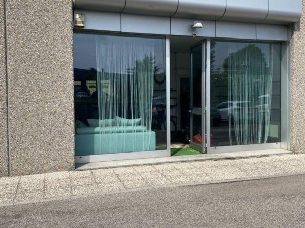 negozio in affitto a Rho in zona Mazzo