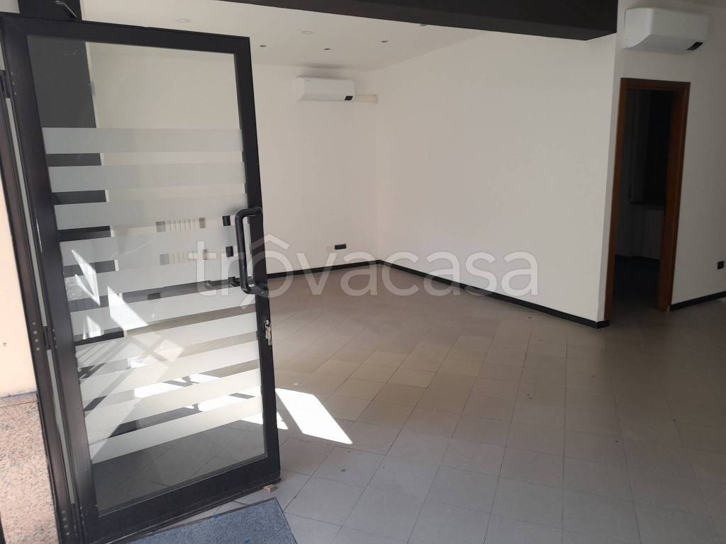 negozio in affitto a Rho