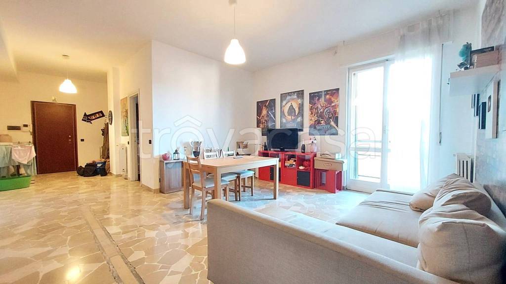 appartamento in affitto a Rho in zona Castellazzo