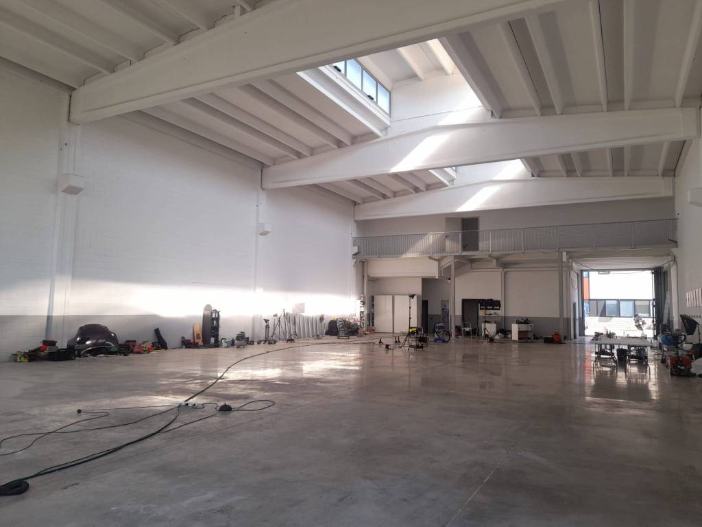 locale commerciale in affitto a Rho in zona Pantanedo