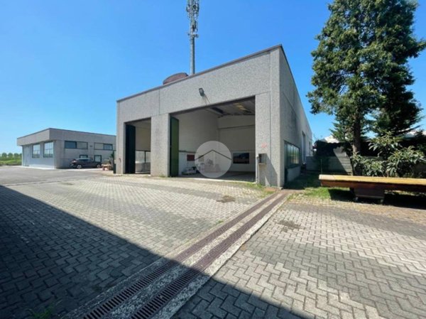 locale commerciale in affitto a Robecco sul Naviglio