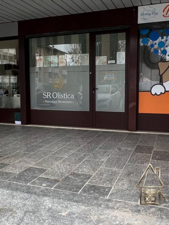 negozio in affitto a Rodano