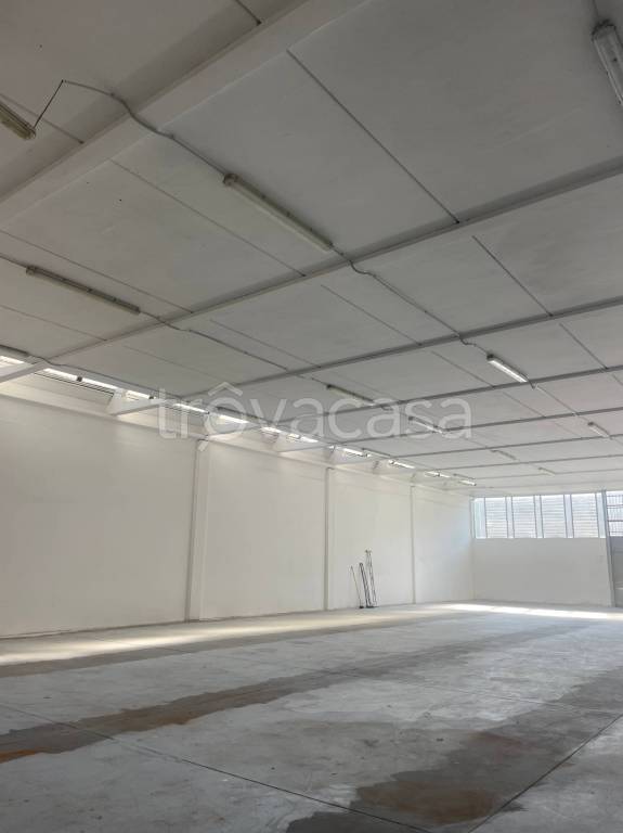locale commerciale in affitto a Rozzano