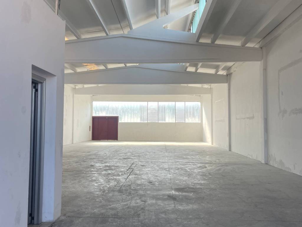 locale commerciale in affitto a Rozzano