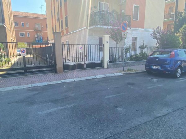 locale commerciale in affitto a Rozzano