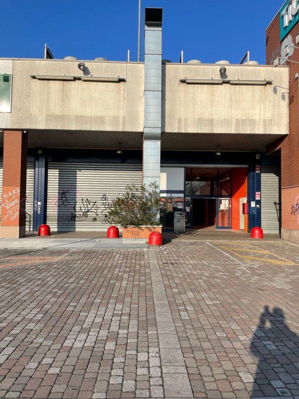 locale commerciale in affitto a Rozzano