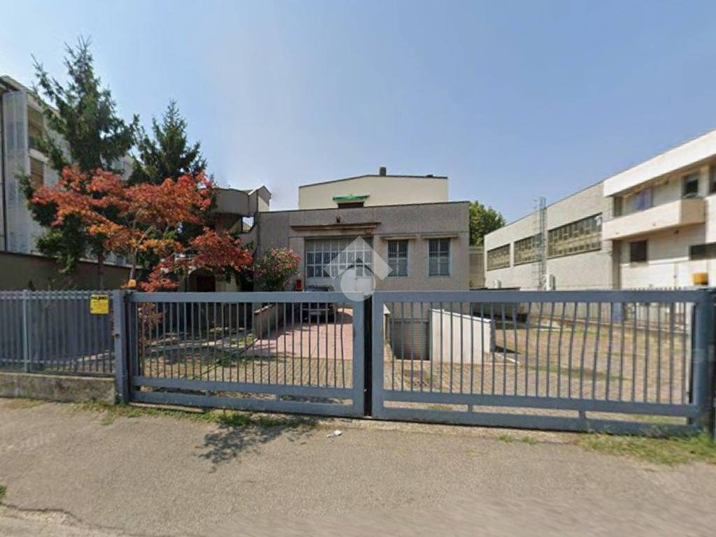 locale commerciale in affitto a Rozzano