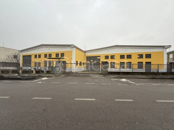 locale commerciale in affitto a Rozzano in zona Quinto Stampi