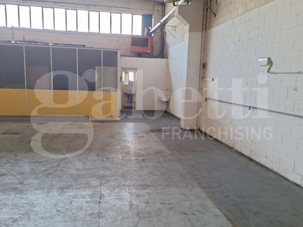 capannone in affitto a Rozzano