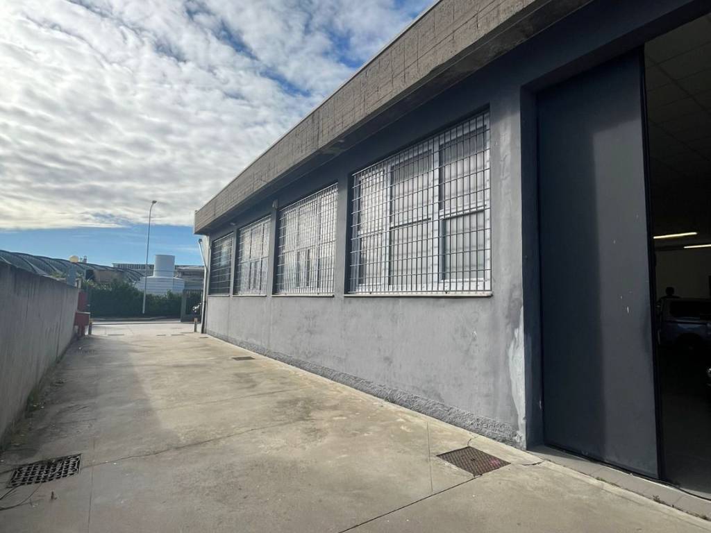 locale commerciale in affitto a Rozzano