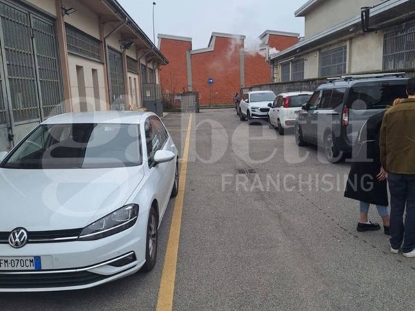 locale commerciale in affitto a Rozzano