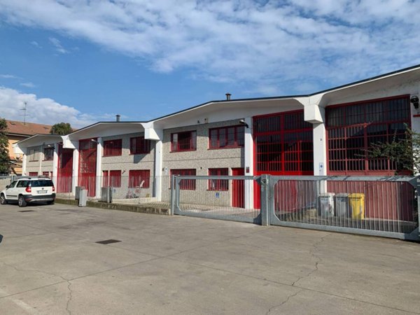 locale commerciale in affitto a Rozzano