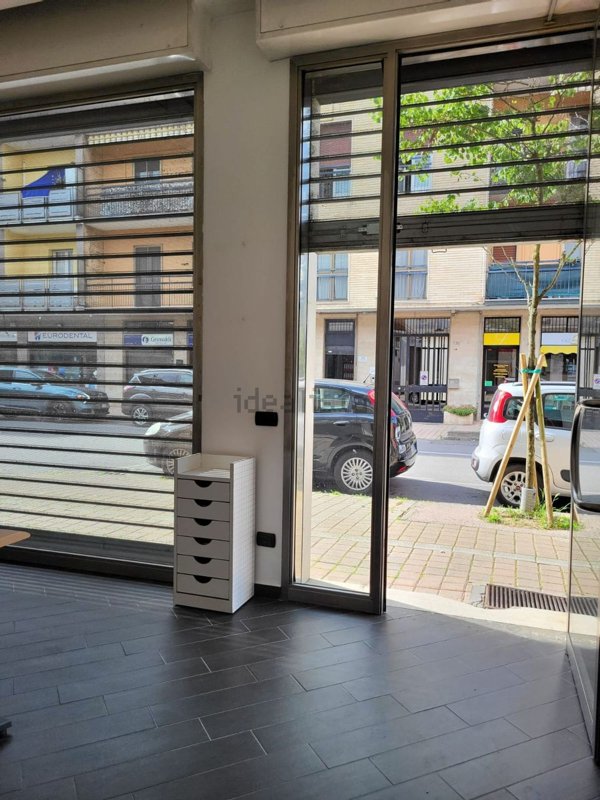 negozio in affitto a Rozzano