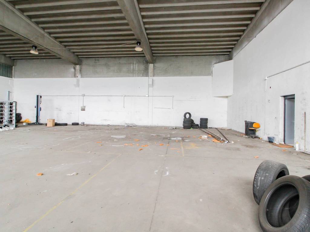 locale commerciale in affitto a San Giuliano Milanese in zona Sesto Ulteriano