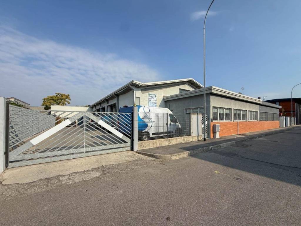 locale commerciale in affitto a San Giuliano Milanese in zona Sesto Ulteriano