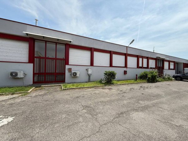 locale commerciale in affitto a San Vittore Olona