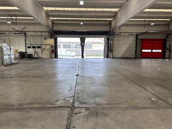 locale commerciale in affitto a Segrate in zona Redecesio