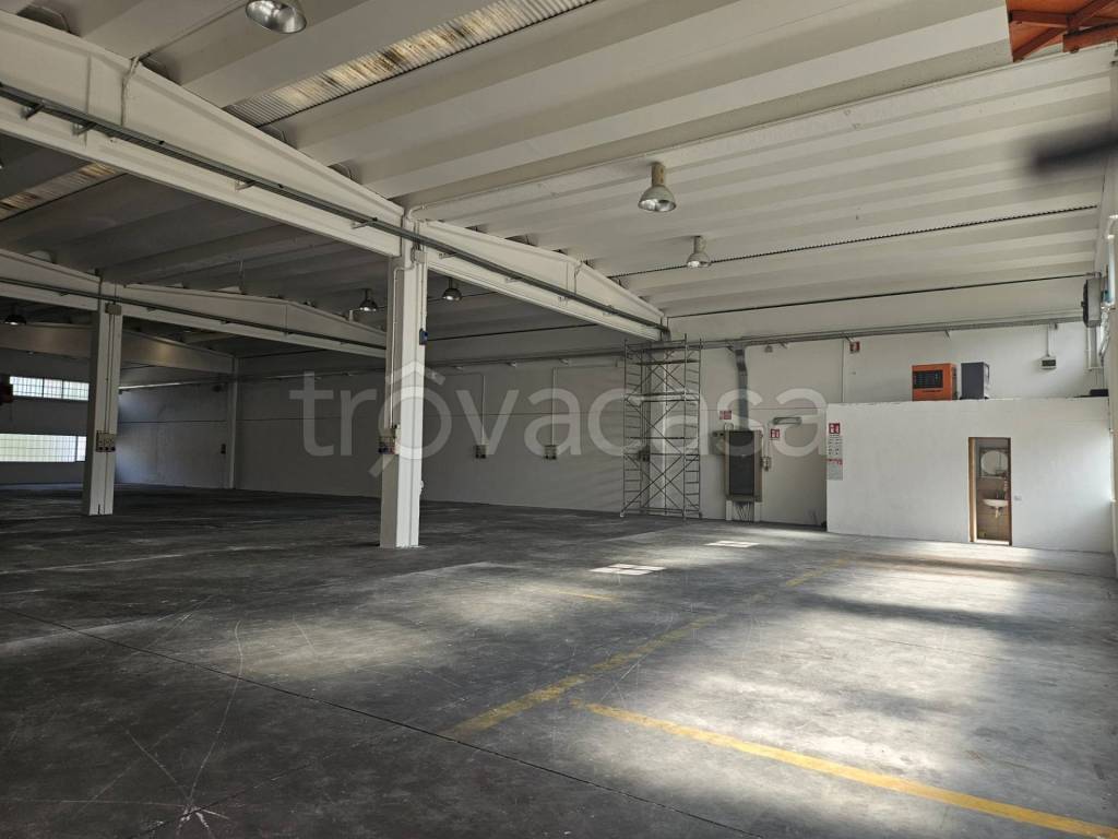 locale commerciale in affitto a Segrate in zona Redecesio
