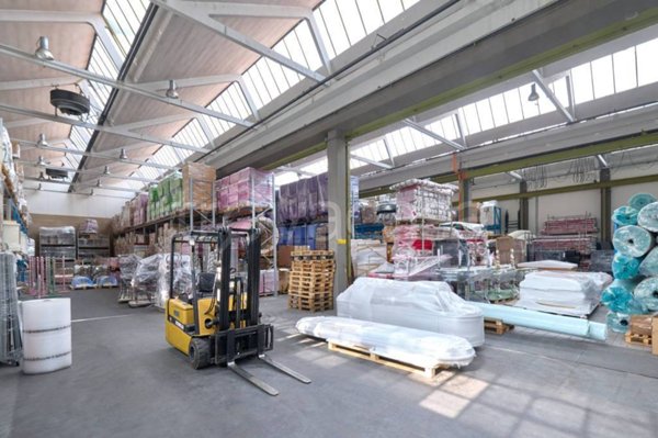 locale commerciale in affitto a Segrate in zona Novegro