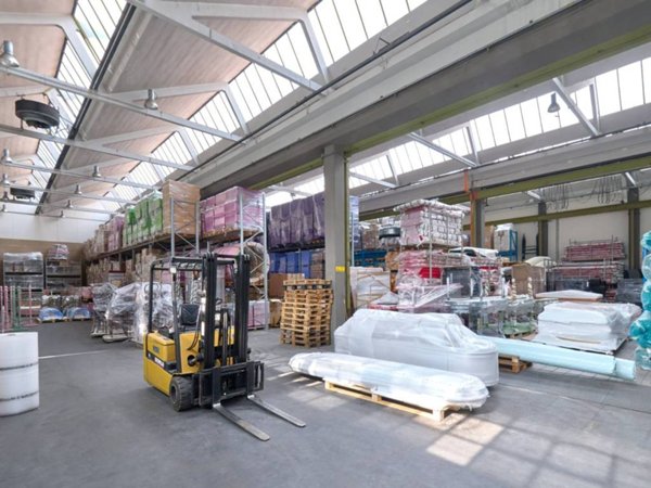 locale commerciale in affitto a Segrate in zona Novegro