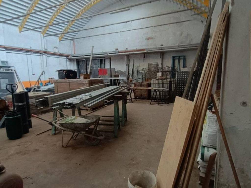 locale commerciale in affitto a Segrate in zona Novegro
