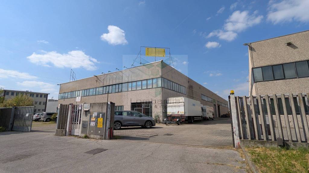 locale commerciale in affitto a Segrate