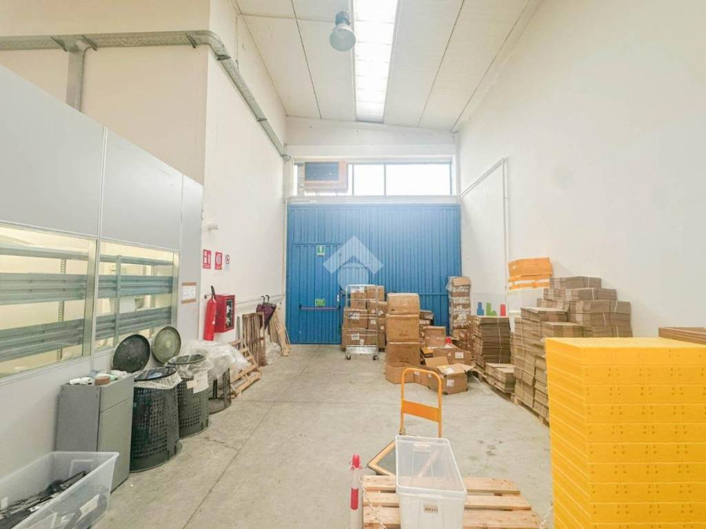 locale commerciale in affitto a Segrate