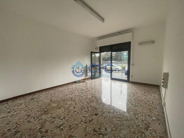 negozio in affitto a Segrate