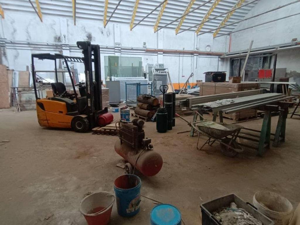 locale commerciale in affitto a Segrate in zona Novegro