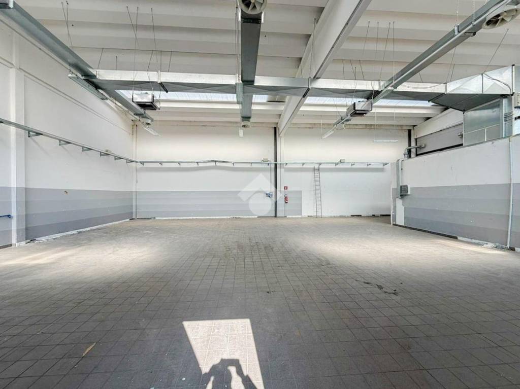 locale commerciale in affitto a Segrate