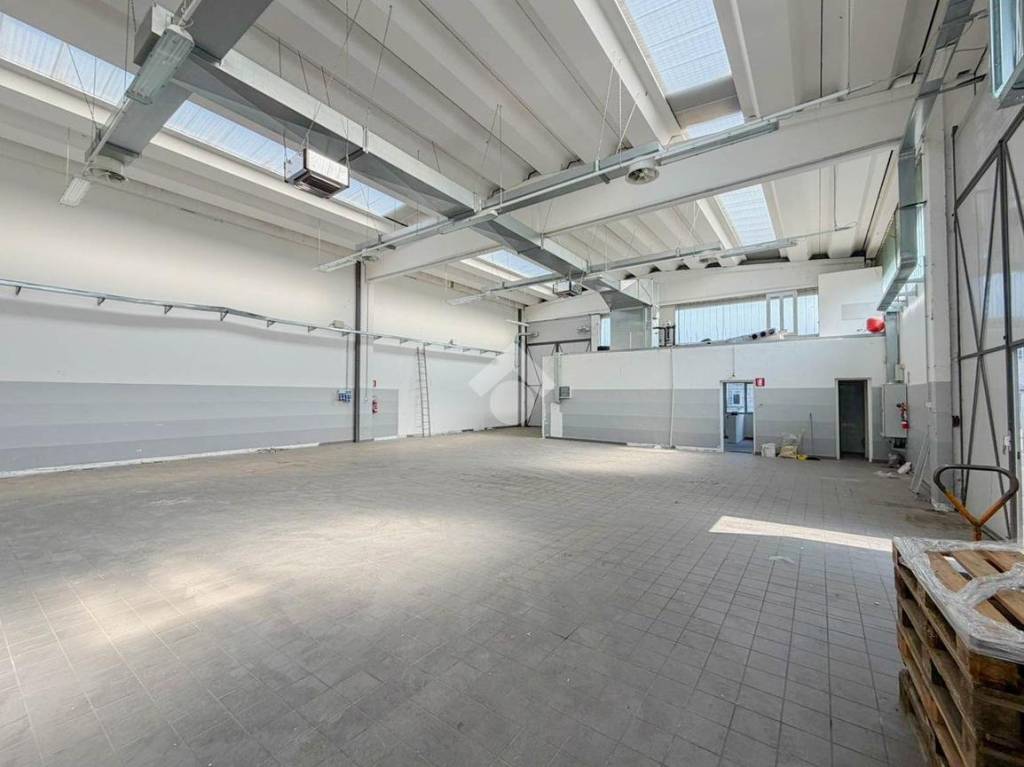 locale commerciale in affitto a Segrate