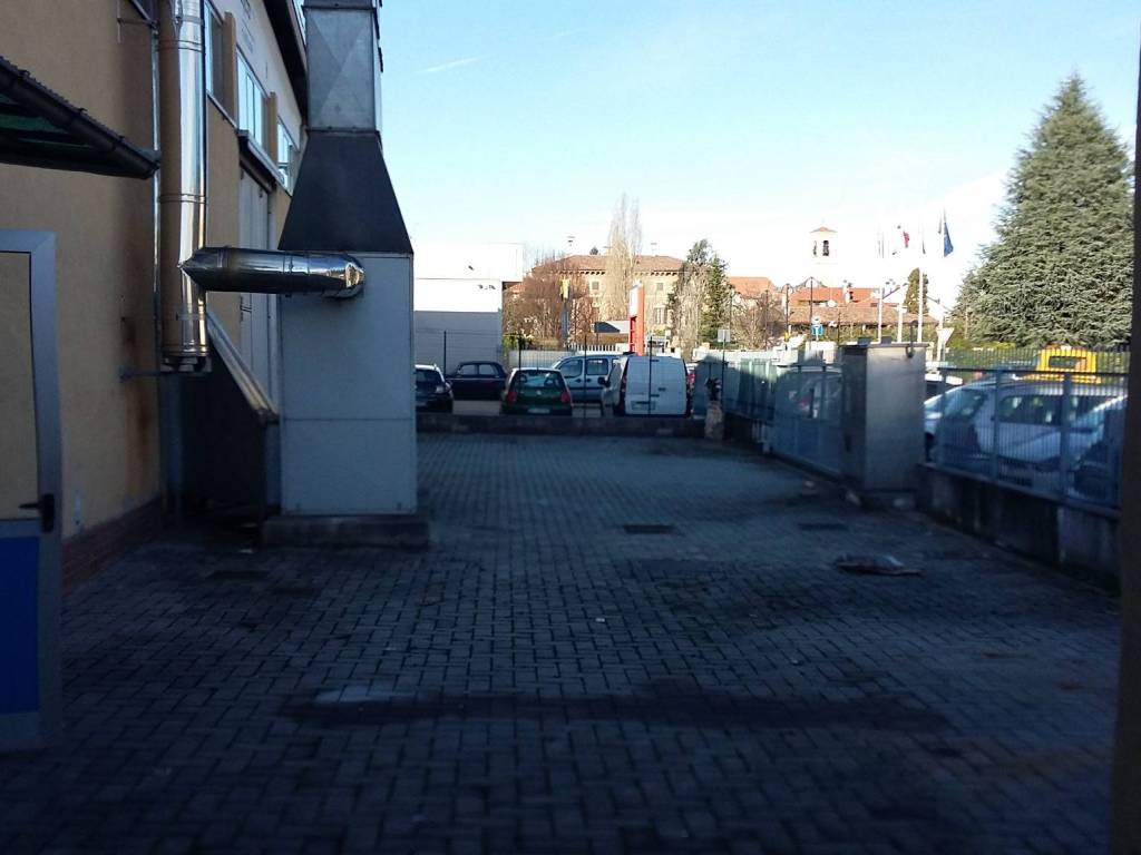 locale commerciale in affitto a Segrate