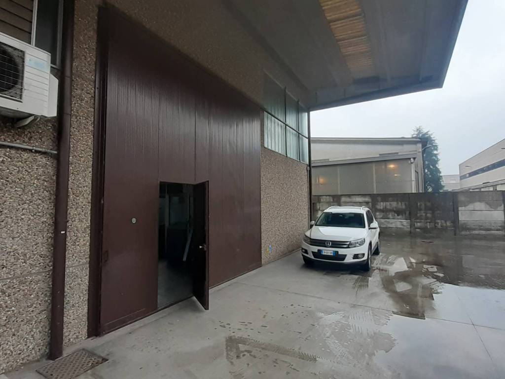 locale commerciale in affitto a Segrate in zona Redecesio