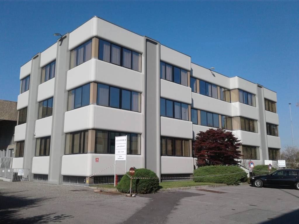 locale commerciale in affitto a Segrate in zona Redecesio