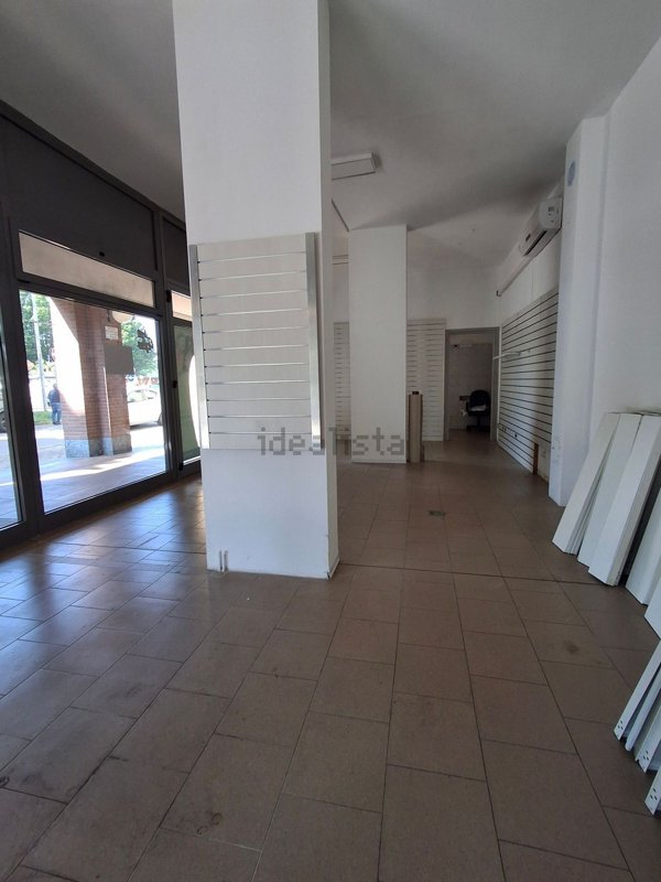 locale commerciale in affitto a Senago