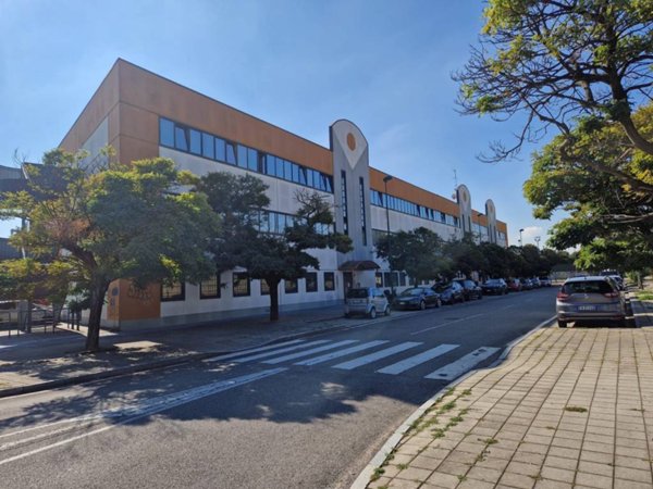 locale commerciale a Sesto San Giovanni in zona Pelucca/Villaggio Falck