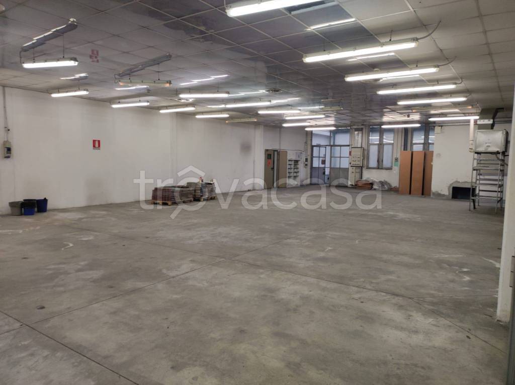 locale commerciale in affitto a Settimo Milanese